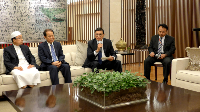 Indonesian Ambassador John Prasetio (second from right) speaks at the embassy in July, 2016, marking the end of Ramadan before the "Iftar" dinner, joined by Muslim ambassadors and practitioners. (Joel Lee/The Korea Herald)