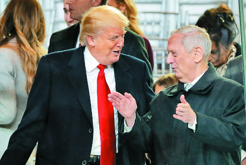 도널드 트럼프 미국 대통령(왼쪽)이 20일(현지시간) 취임식 뒤 축하 퍼레이드를 지켜보던 중 초대 국방장관으로 임명된 제임스 매티스와 대화하고 있다. 트럼프는 이날 발표한 주요 국정과제에서 북한 미사일에 대한 방어력을 강화하겠다고 밝혔다.  AP뉴시스