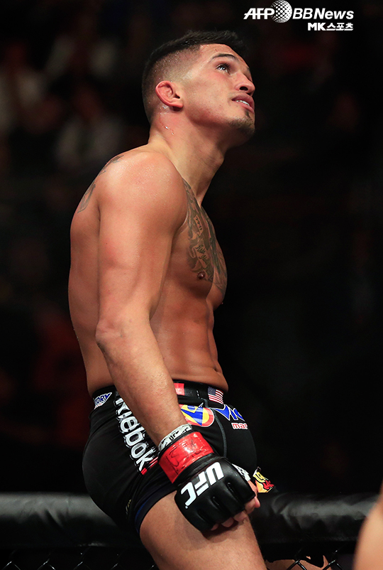 앤소니 페티스가 UFC 라이트급 타이틀 1차 방어 성공 후 감회가 젖어있다. 사진(미국 라스베이거스)=AFPBBNews=News1