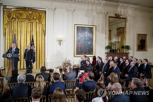 (워싱턴 AP=연합뉴스) 도널드 트럼프 미국 대통령이 22일(현지시간) 백악관 고위 참모들 취임 행사에서 연설을 하고 있다.