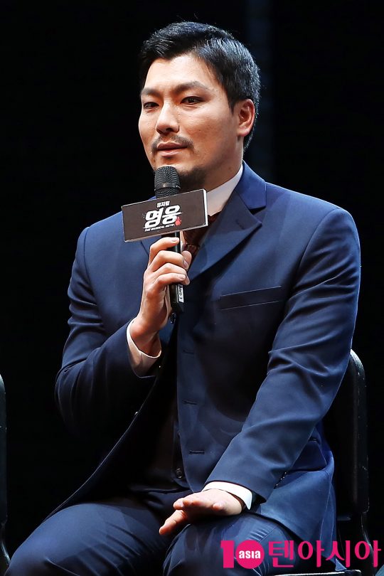 배우 양준모가 24일 오후 서울 종로구 세종문화회관에서 열린 뮤지컬 ‘영웅’ 프레스콜에 참석해 질문에 답변하고 있다.