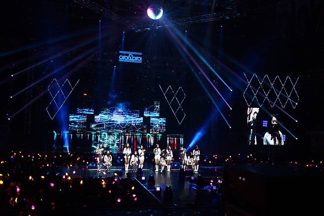 아이오아이 멤버들은 팬들과 이별하는 ‘타입슬립 아이오아이’ 콘서트를 내내 울면서 진행했다. 21일 콘서트 장면.