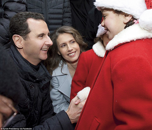 ⓒAP Photo 지난해 12월25일 바샤르 알아사드 시리아 대통령(왼쪽)이 아이들과 크리스마스 인사를 하고 있다.