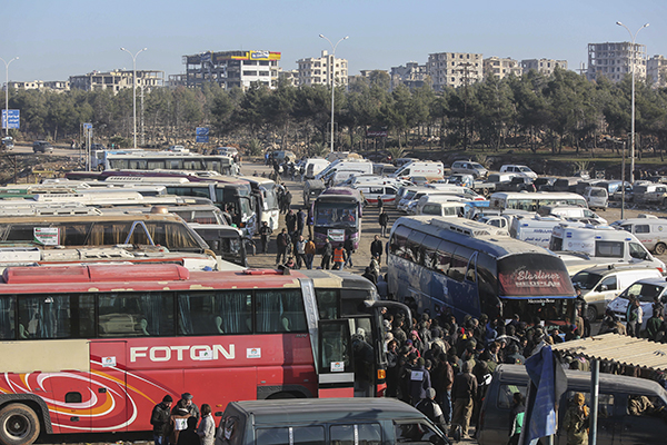 ⓒAP Photo 시리아 정부와 반군이 알레포 주민 철수에 합의하면서 철수가 재개되었다. 지난해 12월19일 버스를 이용해 알레포를 빠져나와 난민캠프에 도착한 주민들.