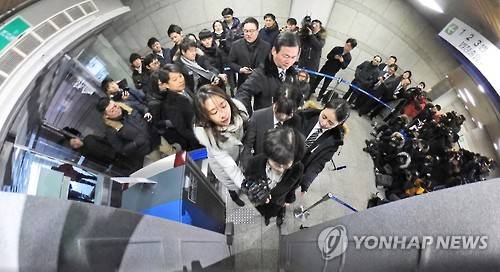 '이 문을 지나면' (서울=연합뉴스) 김도훈 = '비선 실세' 최순실의 딸 정유라의 이화여대 입학·학사 특혜 비리를 주도한 혐의를 받는 최경희 전 이화여대 총장이 24일 오전 영장실질심사를 받기 위해 서울 서초구 서울중앙지법에 출석하고 있다. superdoo82@yna.co.kr