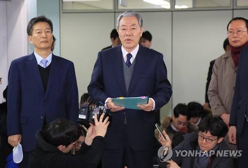 최순실 변호인의 주장 (서울=연합뉴스) 서명곤 기자 = '비선 실세' 최순실 씨의 변호인 이경재 변호사가 26일 오전 서울 서초구 정곡빌딩에서 기자회견을 열고 박영수 특검팀이 최씨를 수사하면서 폭언을 하고 변호인 없이 조사하는 등 인권 침해적 강압수사와 불법행위를 하고 있다고 주장하고 있다. 2017.1.26 seephoto@yna.co.kr