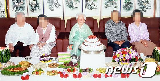 지난 2015년 5월 22일 제주 서귀포시 예래동 하예1마을 복지회관에서 '예래동 장수어르신 합동생신잔치'가 열리고 있는 모습. 가운데가 올해로 118세를 맞은 제주 최고령 오윤아(118·서귀포시 예래동) 할머니다.2016.1.26./뉴스1 © News1 오미란 기자