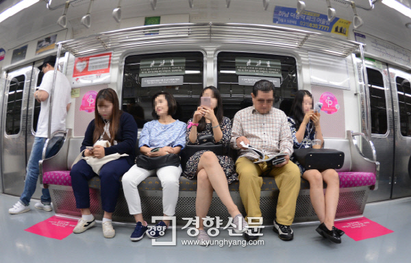 지하철 5호선에서 시민들이 임산부석을 비우고 앉아있다. 이상훈 기자