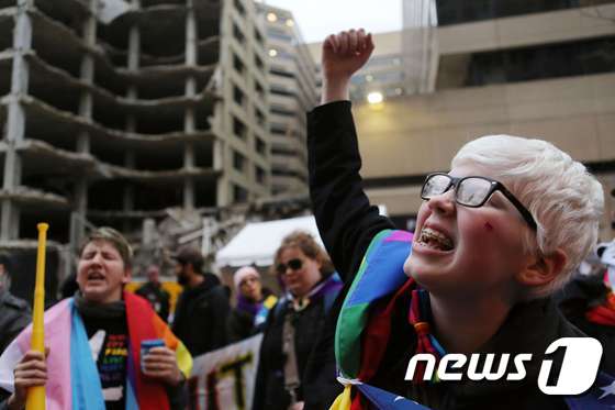 지난 1월20일(현지시간) 워싱턴 D.C.에서 벌어진 도널드 트럼프 대통령 취임 반대 시위에서 성소수자(LGBT) 들이 나서서 구호를 외치고 있다. © AFP=뉴스1