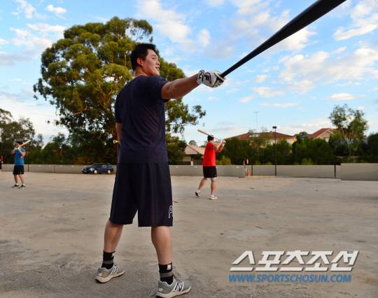 두산 베어스의 2017 스프링캠프가 5일 오후 호주 시드니 블랙타운 인터네셔널 스포츠파크에서 열렸다. 국해성이 야간 훈련을 하고 있다. 시드니(호주)=김경민 기자 kyungmin@sportschosun.com / 2017.02.4.