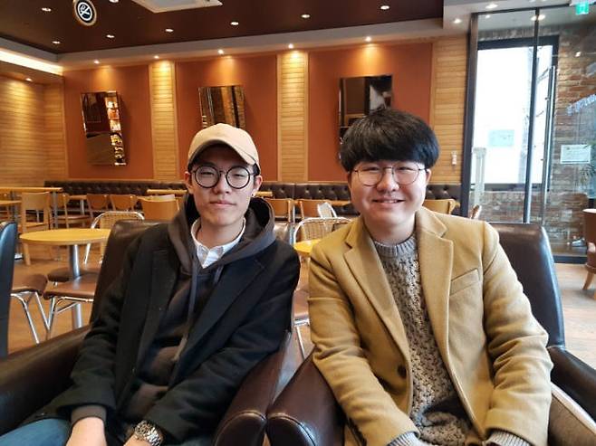 대회 운영진인 강명서씨(왼쪽)와 전의찬씨가 기념촬영했다. 이들은 선린인터넷고 3학년생으로 졸업을 앞두고 있다.