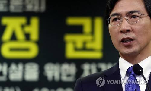 복지국가 토론회 참석한 안희정 (서울=연합뉴스) 신준희 기자 = 안희정 충남지사가 7일 오전 서울 여의도 국회 의원회관에서 '어떤 정권교체인가: 복지국가 건설을 위한 차기정부의 과제'를 주제로 열린 토론회에서 축사하고 있다. 2017.2.7 hama@yna.co.kr