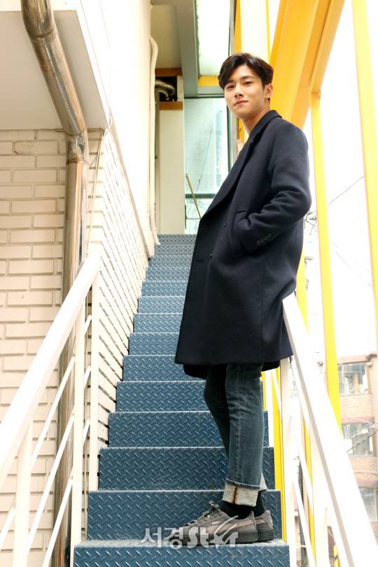 배우 서지훈이 인터뷰 전 포즈를 취하고 있다.