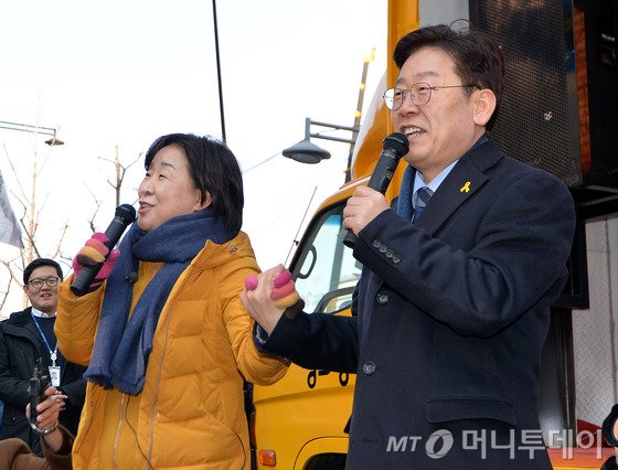 이재명 성남시장(오른쪽)과 정의당 심상정 상임대표가 11일 서울 종로구 세종문화회관 앞에서 열린 탄핵 버스킹에서 발언하고 있다. /사진=뉴스1