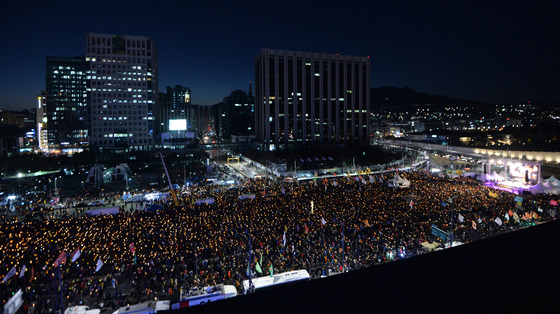 15차 촛불집회가 열린 11일 오후 서울 광화문광장에서 참가자들이 광장을 가득 메운 채 촛불을 밝히고 있다./ 사진제공=뉴스1