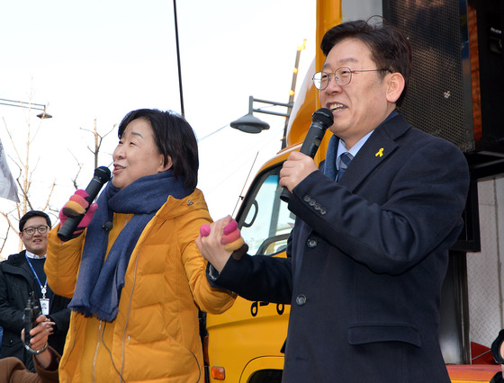 이재명 성남시장(오른쪽)과 심상정 정의당 상임대표가 11일 서울 종로구 세종문화회관 앞에서 열린 '탄핵 버스킹'에서 발언하고 있다./ 사진제공=뉴스1