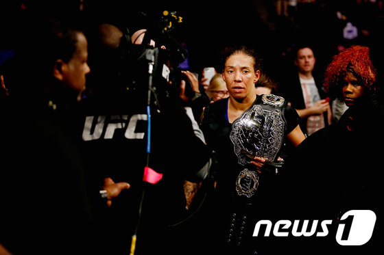UFC 초대 여성 페더급 챔피언에 오른 저메인 데 란다미(네덜란드) © AFP=News1