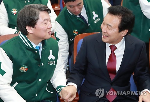 안철수 국민의당 후보(왼쪽)와 손학규 상임공동선대위원장. 사진/연합뉴스