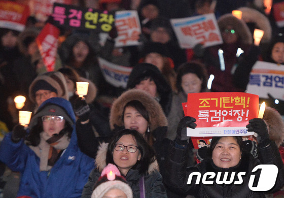 18일 오후 서울 광화문광장에서 열린 제16차 범국민행동에 참석한 시민들이 촛불을 들고 박근혜 대통령 탄핵 촉구와 특검 연장을 촉구하고 있다./뉴스1 © News1 이재명 기자