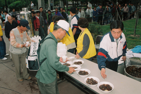 1998년 10월 무료급식소를 찾은 실직자들.  경향신문 자료사진