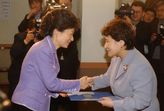 과거 한나라당 대표였던 박근혜 대통령에게 대변인 임명장을 받는 전여옥 전 의원.