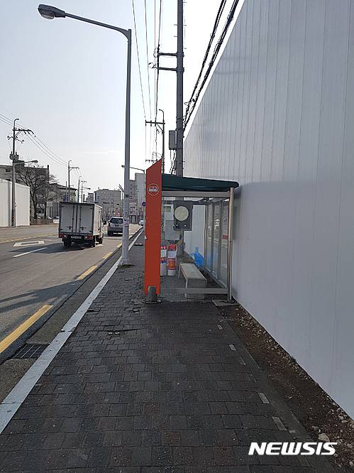 【포항=뉴시스】강진구 기자 = SK건설이 경북 포항시 두호주공1차 주택재건축사업을 추진하면서 안전시설을 제대로 설치하지 않아 주민들이 불편을 겪고 있다.차단막을 버스정류장과 바짝 붙혀 시민들이 차도를 통행하는 가 하면 휀스를 설치하면서 안전표시판이나 안전등 같은 보호시설을 전혀 설치하지 않아 안전사고가 우려되고 있다.사진은 차단막 설치로 인도가 없어진 버스정류장.2017.02.20. photo@newsis.com