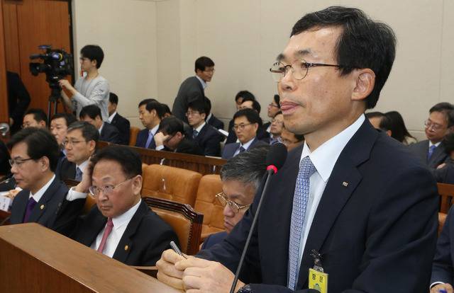 이승철 전경련 부회장이 지난해 10월12일 국회 기획재정위원회 국정감사에서 ‘미르·케이스포츠재단 의혹’과 관련해 의원들의 질의를 받고 있다. 이정우 선임기자 woo@hani.co.kr