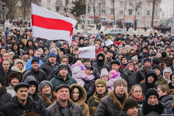 2월19일 벨라루스 제2의 도시 고멜에서 시민 2000여명이 1년의 절반 이상 일하지 않는 사람에게 돈을 물게 하는 일명 ‘사회적 기생충 방지법’안에 반대하며 거리로 나왔다. |svaboda.org