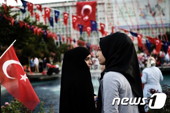 히잡을 쓰고 친정부 집회에 참석한 터키 여성들 © AFP=뉴스1