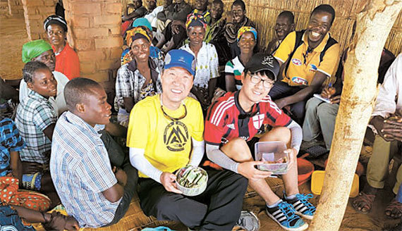 백인주씨(52) 부자가 모잠비크 주민들과 함께 찍은 사진. [사진 각 NPO]