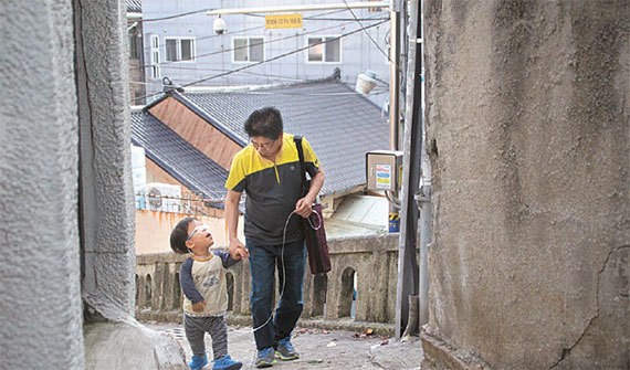 장애우 김영수군(10·가명)이 아버지와 길을 걷고 있다. [사진 각 NPO]