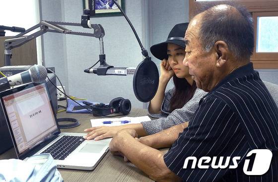 '자신의 경로' 영상작품 제작하는 권문국씨(오른쪽)와 신미정작가. (신미정작가 제공)/뉴스1 © News1 고재교 기자