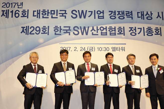 신승용 KTH 컨텐츠미디어부문장(왼쪽 두 번째)이 SW기업 경쟁력 대상 시상식에서 다른 수상 기업 대표자들과 기념 촬영했다.