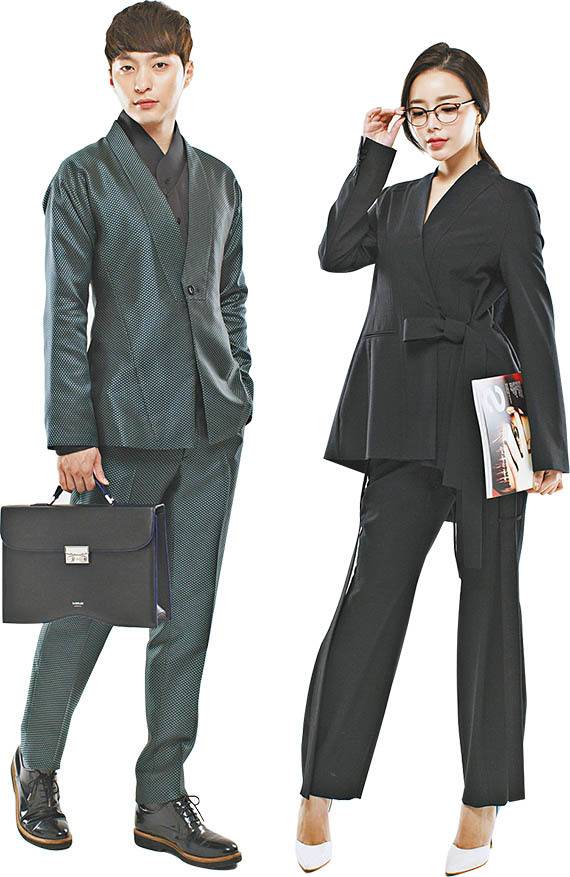 ‘여백, 기로에’는 한복을 현대적으로 해석한 남성용 수트를 선보였다.(왼쪽) ‘시지엔 이’의 한복 선을 살린 바지와 랩스타일 재킷.