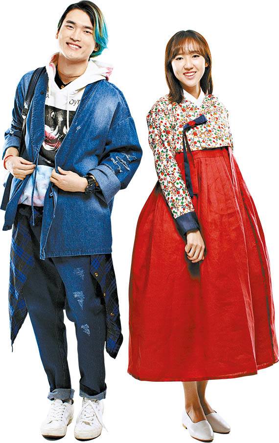 함창수 씨는 후드티 위에 ‘리슬’의 데님 저고리와 데님 사폭바지를 입었다.(왼쪽) 이영현 씨는 ‘유현화 한복’의 플라워 저고리와 리넨 허리 치마를 입었다.