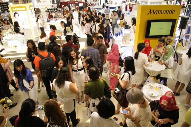 지난해 7월 말레이시아 다만사라에 위치한 AEON 백화점에 개장한 마몽드 1호점. 개장 첫날 몰려든 고객들로 북적이고 있다.아모레퍼시픽 제공