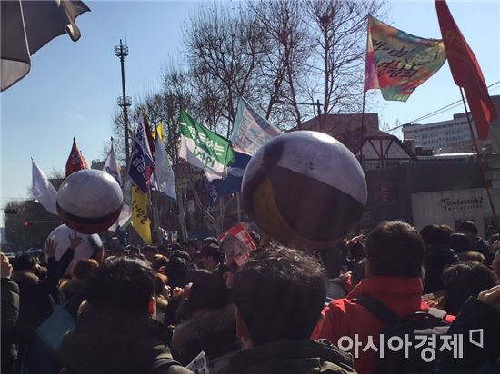 25일 오후 서울 종로구 대학로에서 개최된 '박근혜 있는 개강 없다! 박근혜 정권 즉각 퇴진!' 대학생총궐기대회에서 참가자들이 '탄핵볼'을 굴리고 있다.