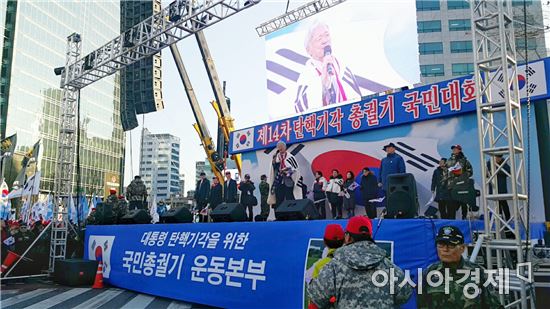 25일 서울시청 앞에서 열린 탄핵반대집회에서 박근혜 대통령 측 변호인단인 서석구 변호사가 발언하고 있다.