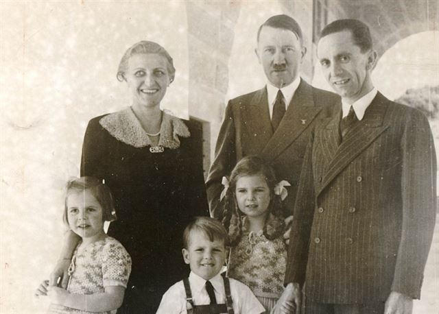 히틀러와 괴벨스 일가. 뒷줄 왼쪽부터 마그다 괴벨스, 히틀러, 조세프 괴벨스. 히틀러는 1945년 4월 30일 자살했고, 괴벨스 부부는 하루 뒤 자녀들을 독살한 뒤 자살했다. 자료사진