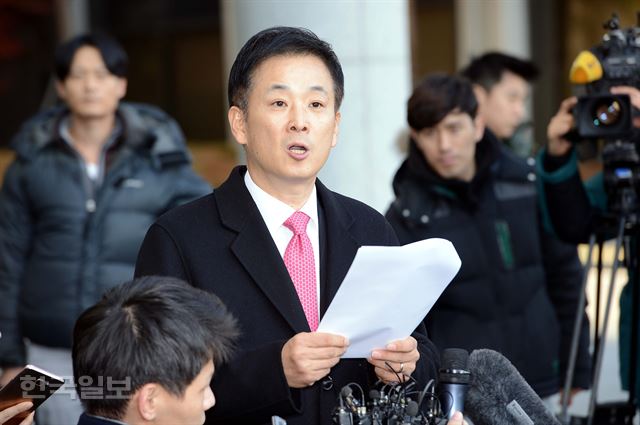 유영하 변호사가 지난해 11월 15일 오후 서울 서초동 서울고등검찰청 앞에서 입장을 발표하고 있다. 고영권 기자