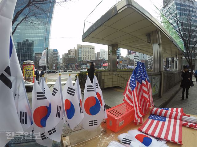 25일 보수단체의 태극기집회가 예정된 서울 중구 시청역 앞에서 태극기와 성조기가 판매되고 있다. 김형준 기자