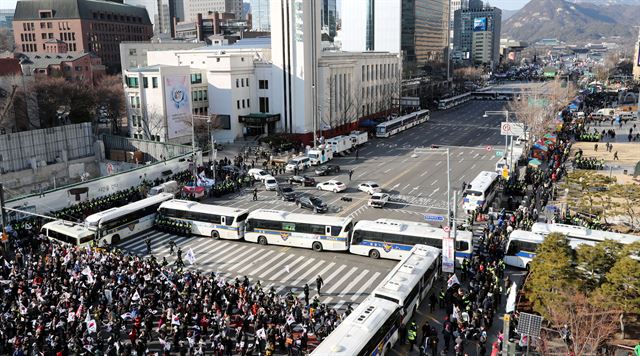 박근혜 대통령 취임 4주년을 맞은 25일 오후 서울 광화문광장(위)과 덕수궁 대한문 사이에 경찰 차벽이 설치돼 있다. 사진공동취재단