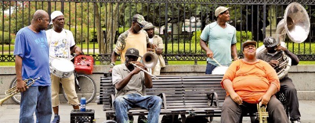 잭슨 광장 주변에선 거리 연주자들도 흔히 볼 수 있다