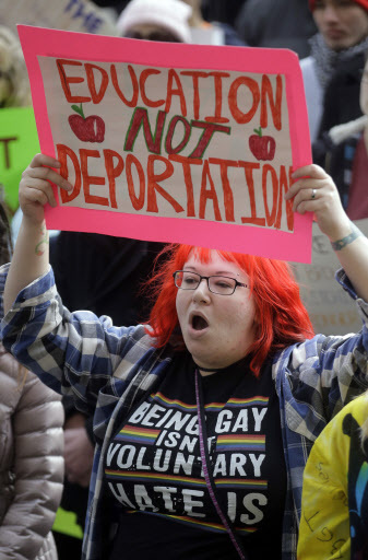  미국 ‘대통령의 날’이었던 지난 20일(현지시간) 유타주 솔트레이크시티에서 벌어진 반(反) 트럼프 시위에 참여한 한 여성이 “추방이 아닌 교육”이라고 적힌 팻말을 들고 트럼프의 이민 정책을 비판하는 시위를 벌이고 있다. [AP연합]　