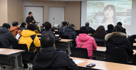 실업급여 신청자들이 서울고용센터 강의실에서 교육을 받고 있다./권욱기자