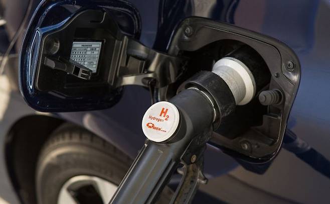 연료전지차 충전 (이미지 : 토요타)