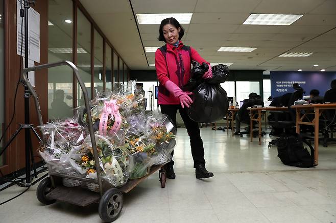 대치빌딩 14층 브리핑실에서시민들이 보낸 꽃바구니를 치우고 있는 임씨. 우상조 기자