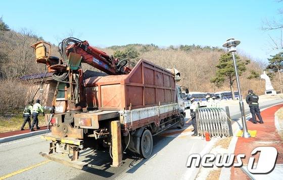 28일 오전 경찰이 통제하고 있는 경북 성주군 초전면 소성리 성주골프장으로 철거작업으로 사용될 크레인 차량 등 건설장비들이 들어가고 있다. 국방부와 성주골프장 소유주인 롯데상사는 이날 주한미군 사드(THAAD·고고도미사일방어체계) 배치 부지 확보를 위한 부지 교환 계약을 체결했다.2017.2.28/뉴스1 © News1 이종현 기자