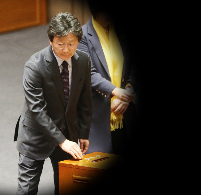 국회 본회의장에서 박근혜 대통령 탄핵소추안에 투표하는 유승민 의원.