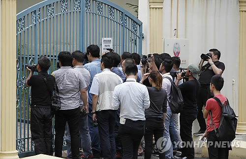 (쿠알라룸푸르 AP=연합뉴스) 북한 대사관 앞에 몰려든 기자들
